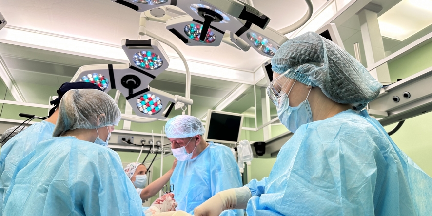 Органосохраняющая операция на матке пациентки прошла в прямой трансляции для аудитории более 50 человек. 